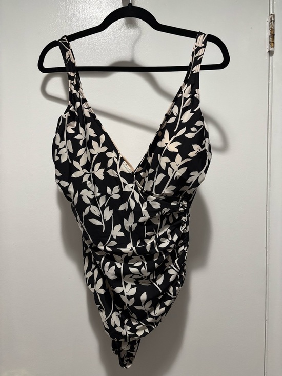 Miraclesuit Other - Miraclesuit Black One-Piece with Cream Leaf Print Size 16W